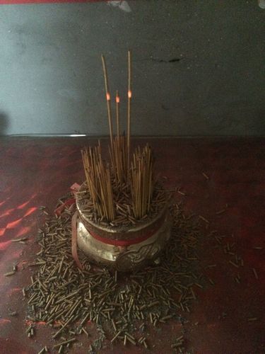 仙家香火求解答,右边长中间和左边平,是我妈那边的狐仙,一位单独供奉