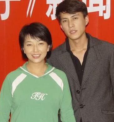 51岁江珊一家近照,小15岁老公比靳东还帅,女儿长得比她还美