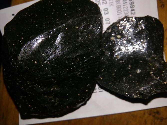 老师看看这是玻璃陨石吗