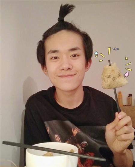 易烊千玺最新发型禁欲系美少年