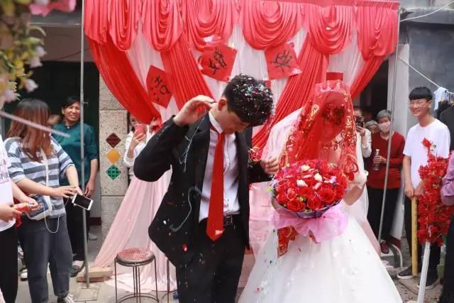 新郎婚礼现场求婚:与你一诺相许,是我素色年华里最永恒的风景,愿此生