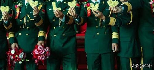 仅以2020年部队各军兵种及武警举办的军营婚礼来看,就有不少穿礼服的