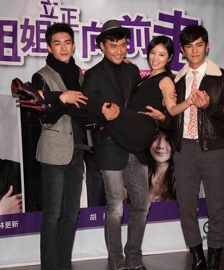 林更新身高186厘米,他和胡兵站在一起,由于胡兵腿弯曲了,所以这个对比