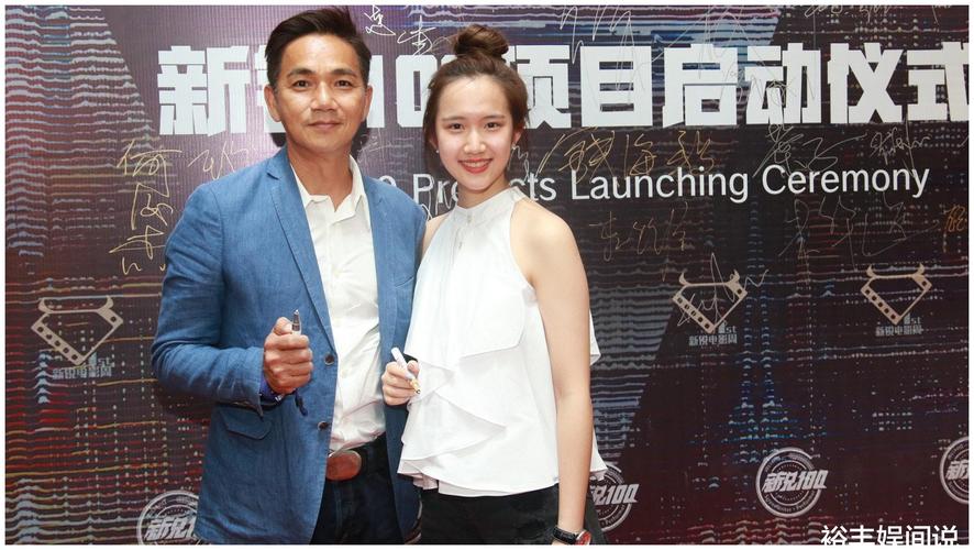 还有着与爸爸骆达华以及妈妈卢燕的合照,另外还有着与同学在夜景