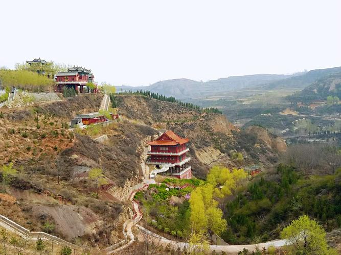 旅游景点有:仿明清三进式步步高四合院,释迦牟尼大殿,观世音菩萨殿