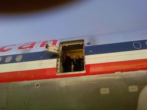 客机突然向后滑行 波音777机舱门被"撕下"