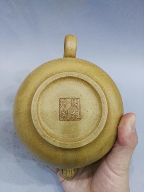 早期紫砂壶一把.细节如图所示,底款周桂珍.宜兴黄龙