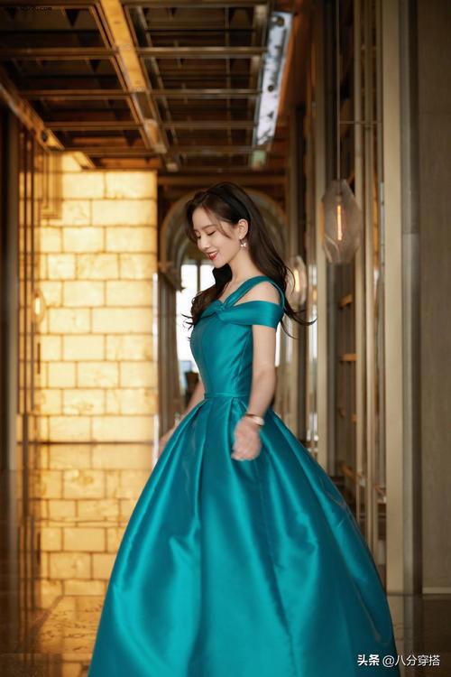刘诗诗仪态出众又会穿一袭蓝色缎面长裙华丽时髦优雅精致