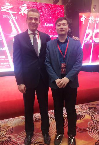 主动要求与海之龙酒业董事长黄曙光合影留念,并且洽谈了进一步合作