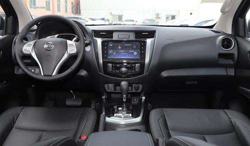 日产途达内饰风格简约大方,硬质材料包覆的中控台一点都不廉价.