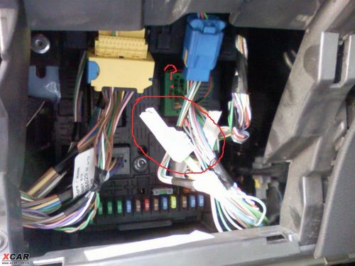 请教307的车友,方向盘左下方保险盒中插头疑问?