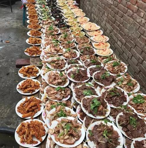 看看农村的婚宴有多气派, 城里大馆子也不见得有这样的席面