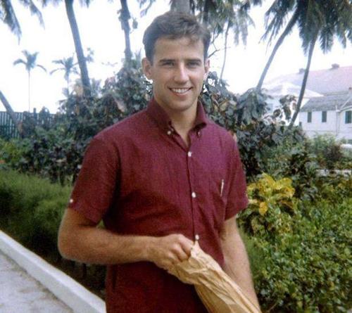 拜登25岁照片曝光!美国网友炸锅:年轻俊朗,阳光帅气,投他!