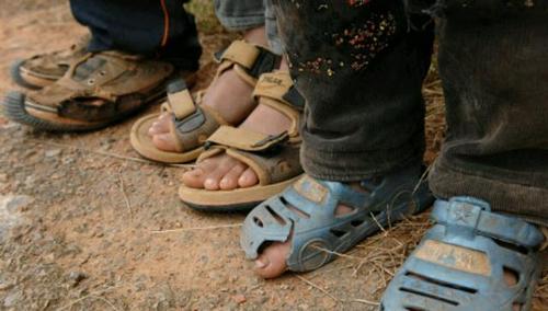 看到贫困山区孩子穿的鞋,大家有什么感想?