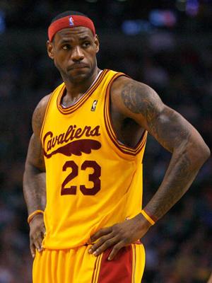 今日接受采访时,骑士队当家球星勒布朗-詹姆斯表示他希望有机会能与