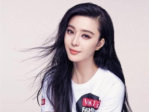 3,范冰冰 范冰冰被称为"大陆第一美女",长相自然无可挑剔,她的脸蛋
