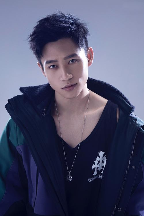 魏晨帅气撩人运动风时尚写真图片