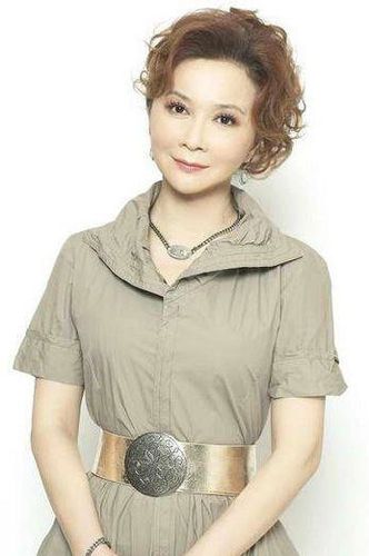 蔡明版《因为爱情》没走音 网友:唱出了夕阳红的味道