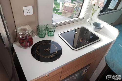 厨房方面,该车配备有自锁式储物抽屉,集成式水盆,1200w车载电磁炉.