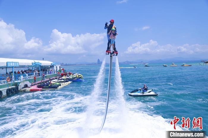 三亚五一首日旅游升温不过热游客安享碧海蓝天好风光