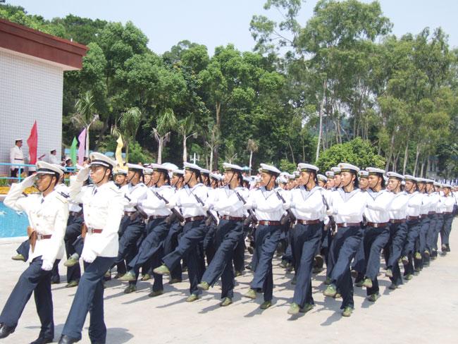 海军官兵们整装待发