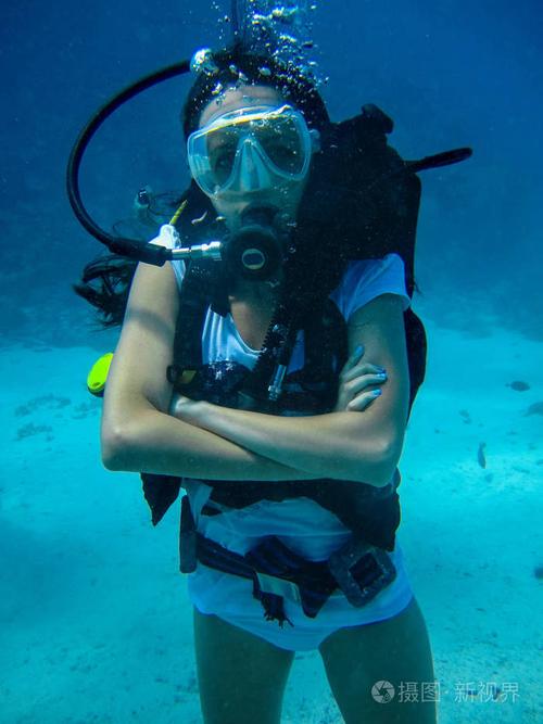 女人与水肺潜水的水下摄影