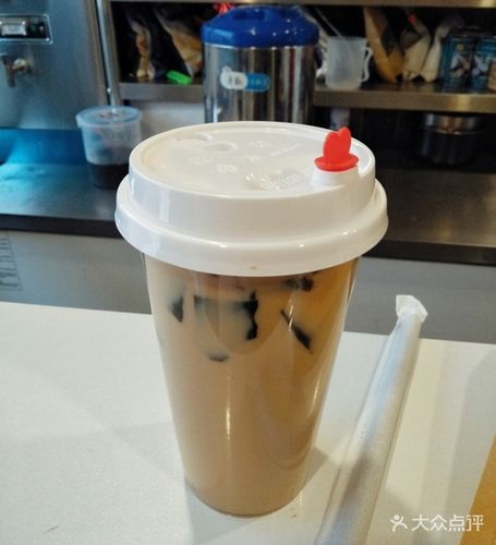 奶茶口感还行,稍微有点淡, 红薯挺大个的,拿在手上是温热的, 烤的