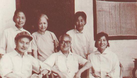前排左起:张寰和,沈从文,周孝华,后排左起:张兆和,张允和,周孝棣