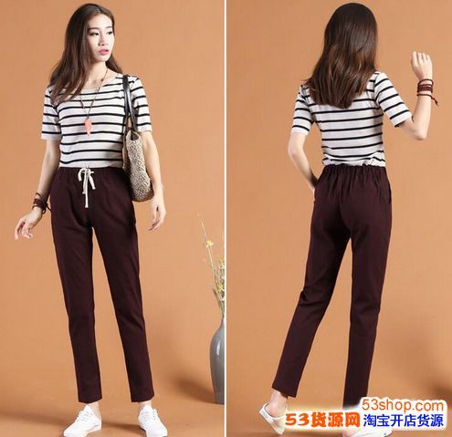 搭配上咖啡色亚麻休闲裤,衣摆稍稍塞进裤子里面,显得超级时尚休闲有型