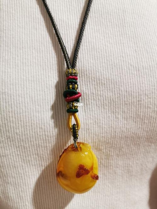 顾客蜜蜡吊坠配手编绳_吊坠_蜜蜡_恒隆广场怎么样_兴趣爱好_手工