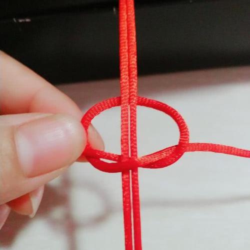 编织 双平结红绳手链图文过程 这是一款最基础最简单的绳结