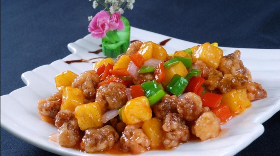 将五花肉用刀切成小块,沾点鸡蛋液后,裹上一层淀粉,入锅炸制金黄酥脆