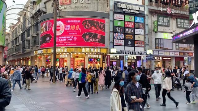 深圳东门步行街人山人海大家的生活没什么影响该逛街还是逛街