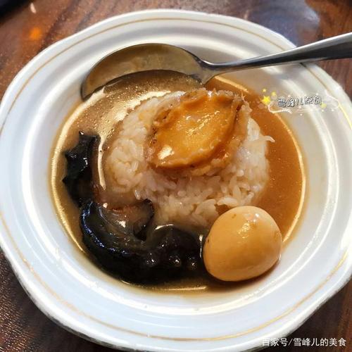 第六步:把鲍鱼放到米饭上面,舀上一勺鲍鱼汁浇到米饭上.