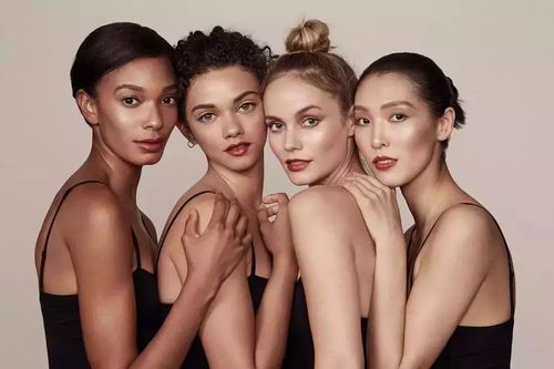 如何用英语表达不同种族的肤色?