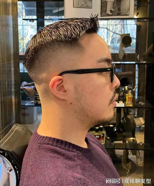 但频繁烫发,发质容易受损,再说男生的发型长得比较快,花几百元烫的