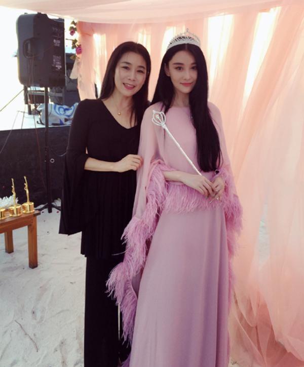 张馨予与妈妈合影 网友:基因强大 一家人都美