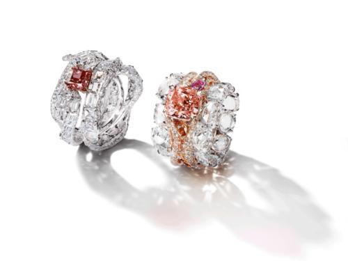 红钻缎带戒指(左)镶嵌重逾1克拉的矩形红钻,粉钻建筑戒指(右)镶嵌重逾