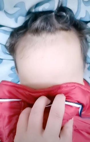 难怪妈妈无法接受女儿的"大脑门"呢,这脑门实在是大的离谱了.