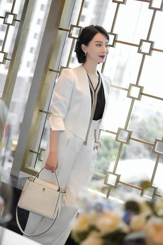 "斯黛拉"陈数大秀身材,挑战锁骨立口红,多种风格都可完美驾驭