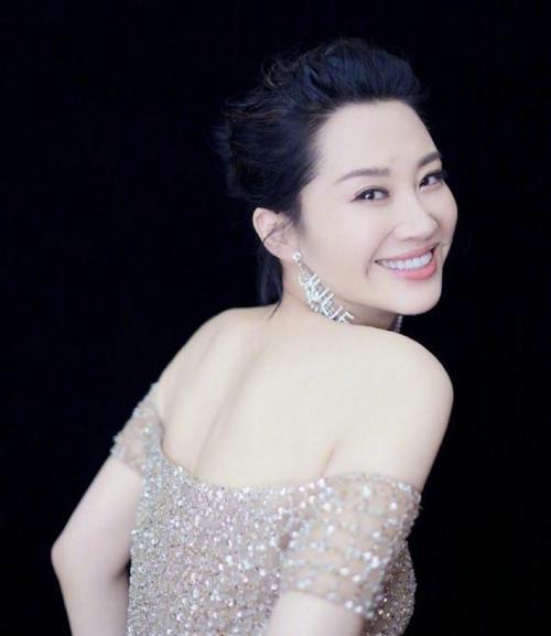 52岁许晴晒泳照,"冻龄"身材让人羡慕,网友:我爱了