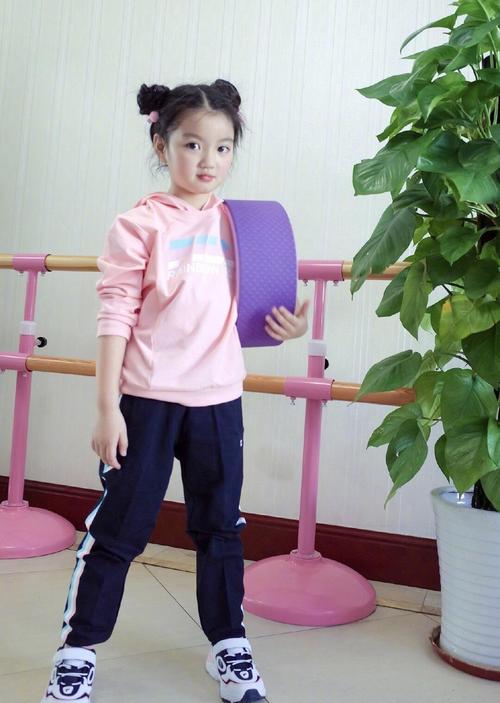 8岁阿拉蕾不愧全能童星,在家还要压腿拉筋练舞,扎哪吒