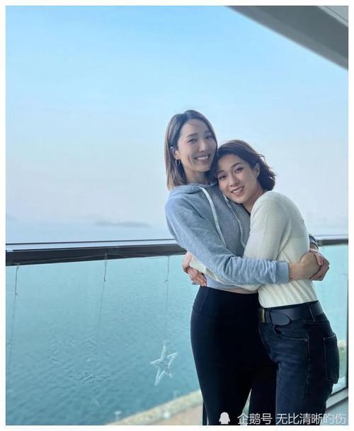 37岁钟嘉欣回港争视后,与王祖蓝老婆深情相拥,网