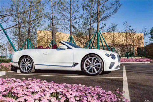 宾利欧陆4.0t两门四座软顶敞篷轿跑