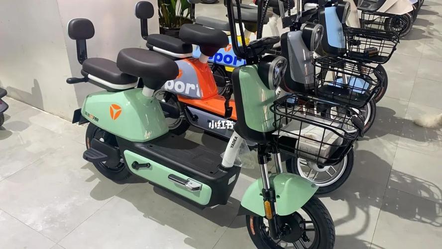 雅迪冠能版乐远电动车边骑边充电!