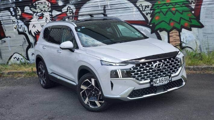 2020年现代圣达菲:更新后的家用suv带着大胆的外观设计