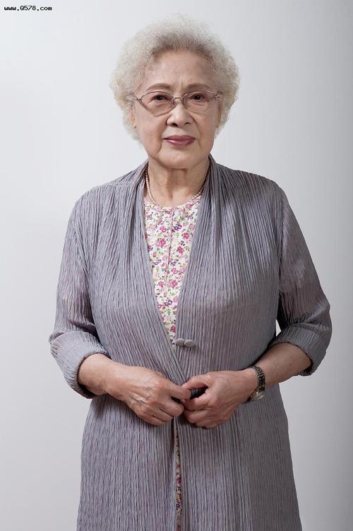 秦怡老师"中国风"造型,气质高雅又大气,真是一个时髦老太太