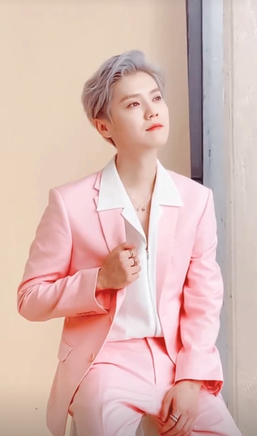 鹿晗帅回exo时期,银发 粉色西装,太嫩了