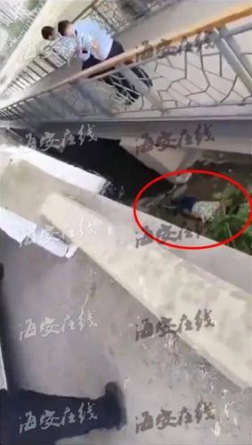 江苏一男子吊死在桥下