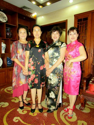 我们一起跳广场舞的吉爱姐说,小红,你快去旗袍队看看吧.